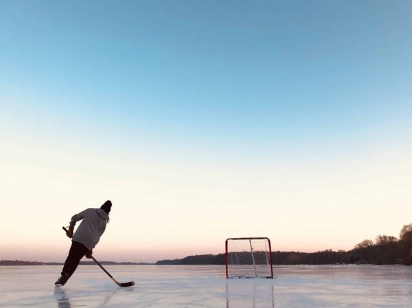 Comment les exercices de plyométrie ciblent-ils l'amélioration de la réactivité des gardiens de but de hockey sur glace ?